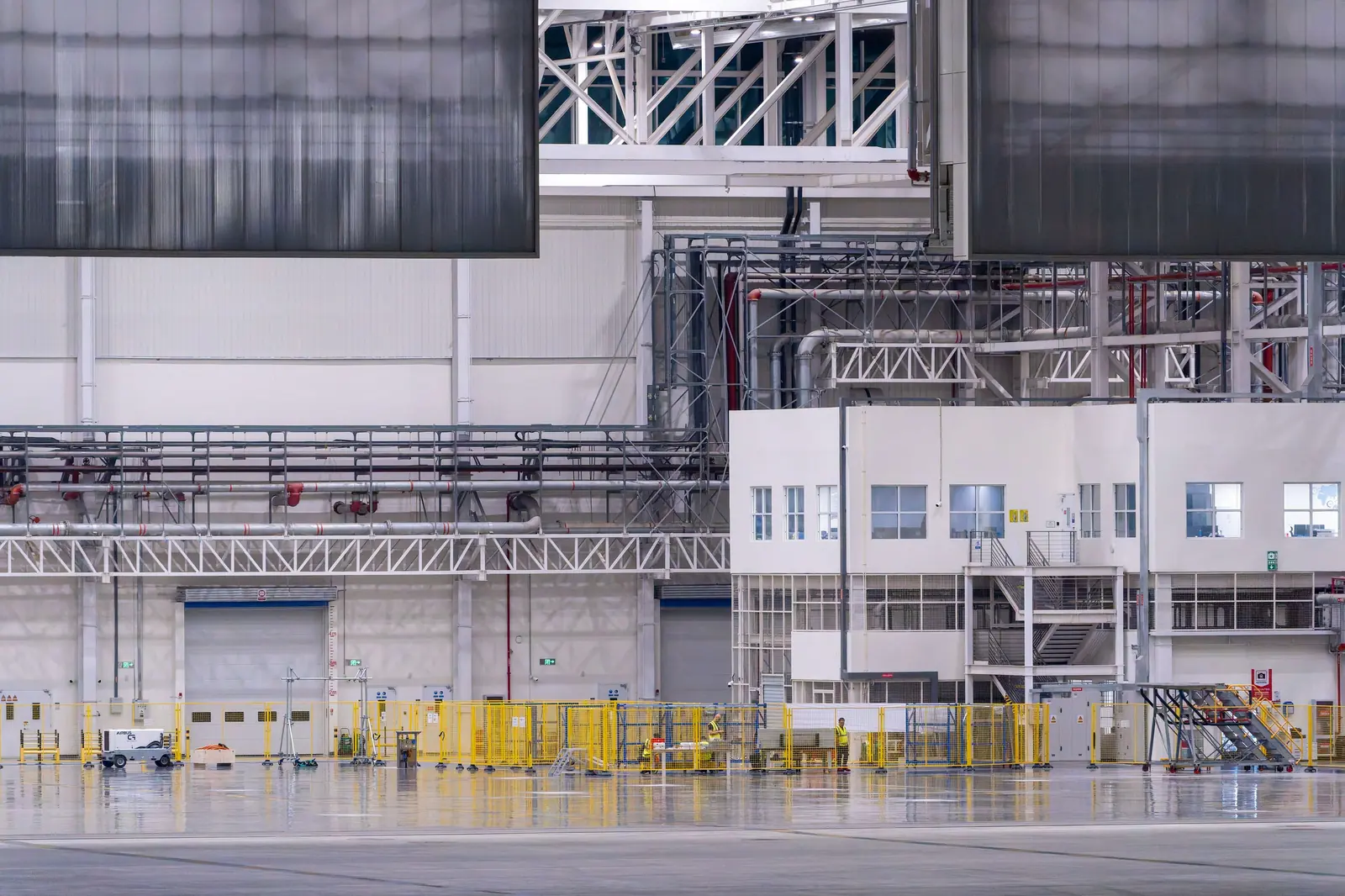 Intérieur lumineux d'une usine moderne, structures et réseaux de tuyauteries