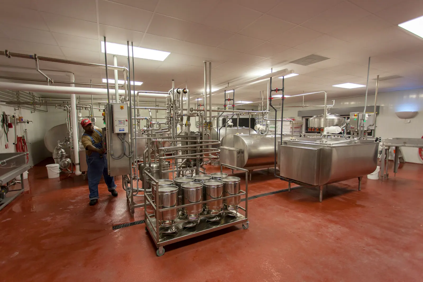 Ligne de transformation agroalimentaire : cuves et tuyauteries en inox